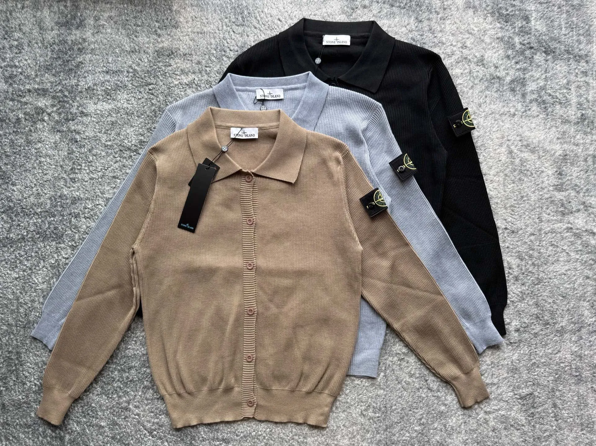 P230 STONE ISLAND solid color polo knitted sweater, an atmospheric outfit for boys in early autumn | Polo shirts and sweaters have a sense of relaxation! The relaxed feeling of autumn dressing is brought by this set of Polo shirts and sweaters. Polo shirts and sweaters have their own autumn and winter atmosphere! The lapel design shows off your temperament, and the solid color is versatile and effortless. Heavy knitted fabric, just right for autumn and winter. The knitted sweater is soft, waxy and comfortable! Versatile for commuting, it is a good matching item to wear alone in autumn or layered in autumn and winter! I really like the row style style paired with jeans! The straight leg is versatile and can be worn with any outfit! Pair it with Birkenstocks for a relaxed feeling. Color: Khaki Black Light Gray Clothes Length Bust Shoulder Width M 67 53 62 120-135 Jin L 69 55 63 135-150 Jin XL 70 56.5 64 150-165 Jin